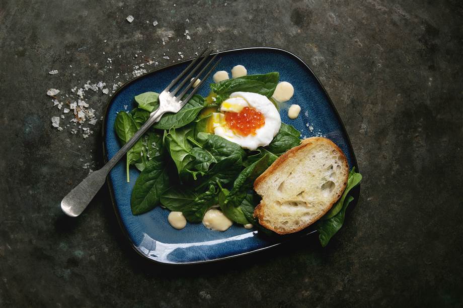 Pochierte Eier mit Kaviar und Salat