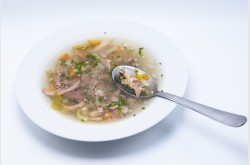 Symbolbild für Bio-Suppe mit Fleisch und Gemüse im Glas